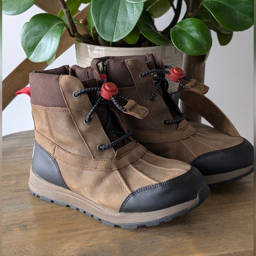 UGG Turlock Boots Leather Weather Size 2 Little Kid Walnut